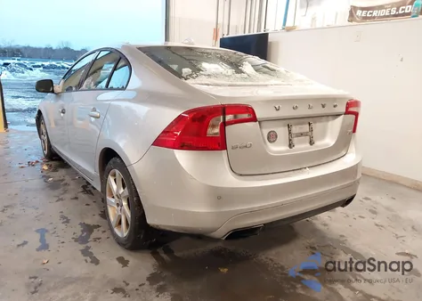 2015 Volvo S60 T5 z USA, uszkodzony, nr VIN YV126MFJ6F2367474